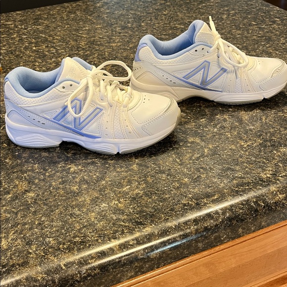 New Balance 519 Women’s White and Light Blue Sneakers 6.5 - Picture 3 of 7
